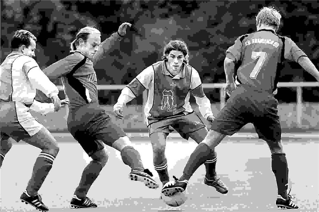 Detlef Bögershause (l.) am Ball.
