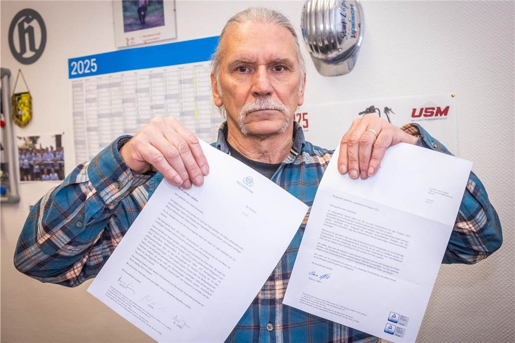 Detlef Gnatowski hält die beiden Briefe hoch, die er von Thyssenkrupp im Oktober 2024 und jetzt im Februar 2025 erhalten hat.