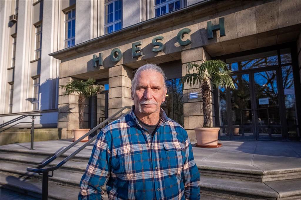 Detlef Gnatowski steht vor der ehemaligen Hoesch-Hauptverwaltung in Dortmund.
