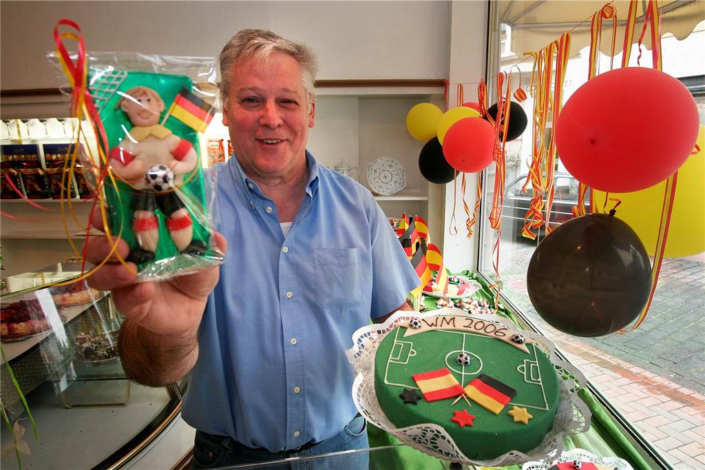 Termin vor dem Amtsgericht: Café Humberg wird zwangsversteigert Detlef Humberg mit Spezialtorte und Gebäck zur Fußball-WM im Jahr 2006.