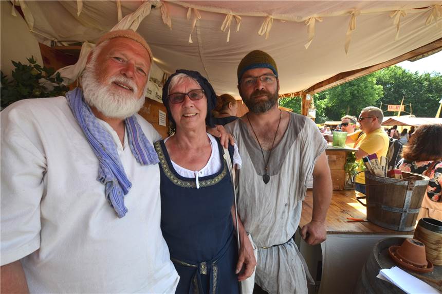 „Wahnsinn“ – Mengeder Gaudium war für Organisatoren und Wirte ein Fest der Superlative Detlef Huß, Erika Wiedemann-Huß und Schankwirt Thorsten Nobbe freuen sich über ein gelungenes Gaudium 2019.