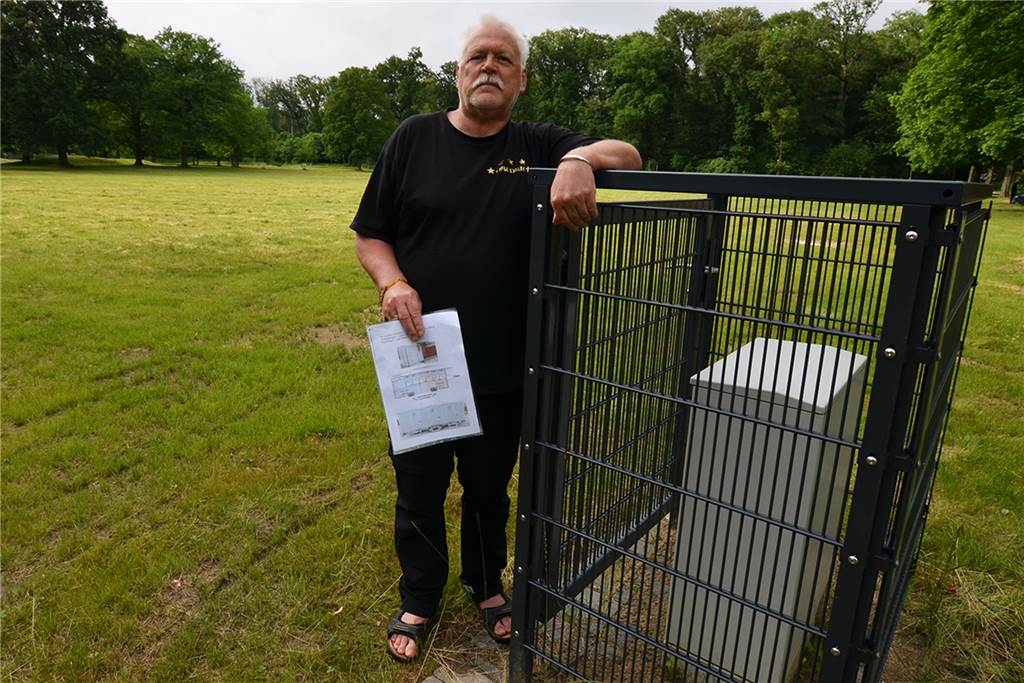 Zoff um Mittelaltermarkt: Zwei mögliche Organisatoren legen Konzept vor Detlef Huß steht an einem Stromverteiler-Kasten im Mengeder Volksgarten. Dessen Standort war der genannte Auslöser für den Rückzug von der Organisation des Gaudiums.