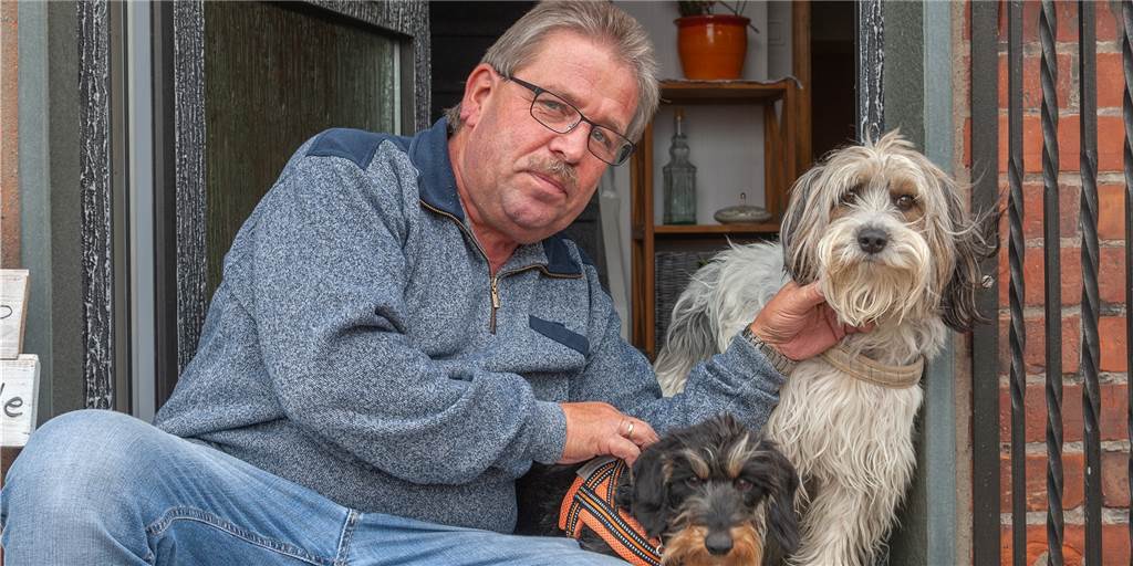 Detlef Kiese (59) aus Datteln: Von Hornissen beim Spaziergang attackiert Detlef Kiese (59) mit Rauhaardackel Gertrud und Mischlingshündin Mathilda.