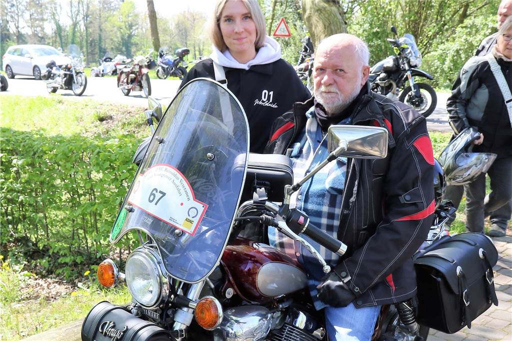 Show der Motorrad-Oldtimer vor prächtiger Kulisse Detlef Lange und Jasmin Prosser kamen mit einer Yamaha Virago.