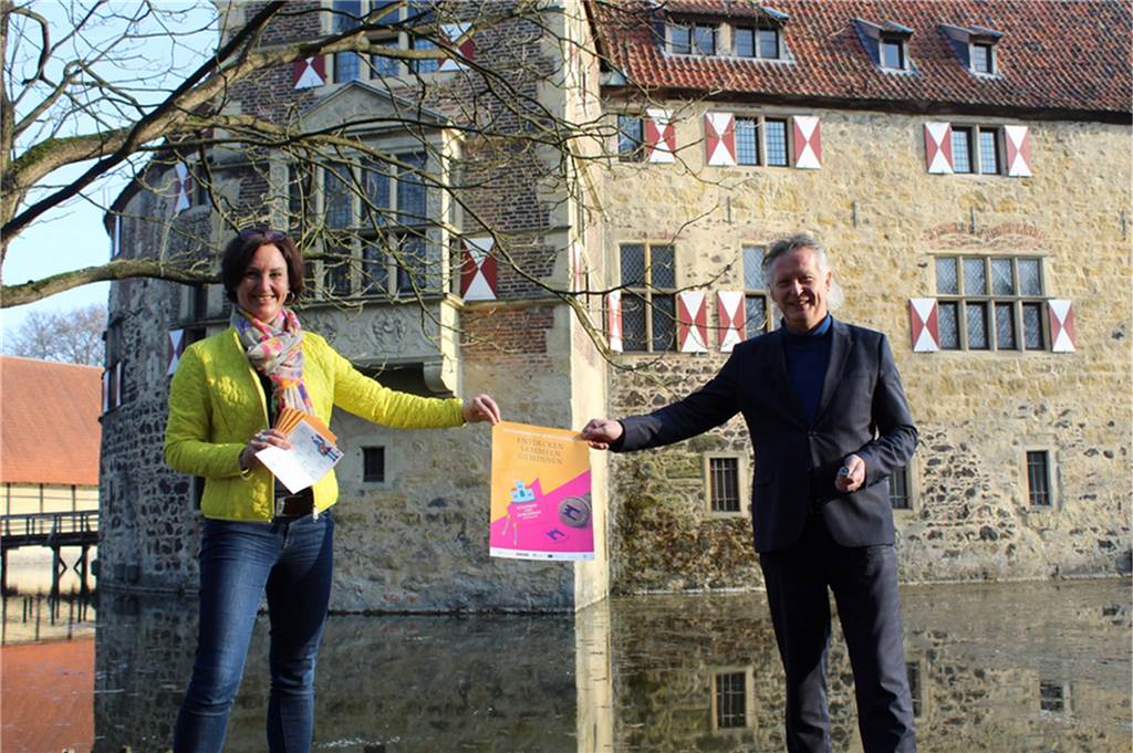 Drei Anziehungspunkte locken Gäste nach Legden und Asbeck Detlef Schütt, Kulturdezernent des Kreises Coesfeld, und Tanja Brandt, Leiterin des „Netzwerks Burgen und Schlösser im Münsterland“ beim Kreis Coesfeld, freuen sich über die Einführung des neuen Stempelpasses.