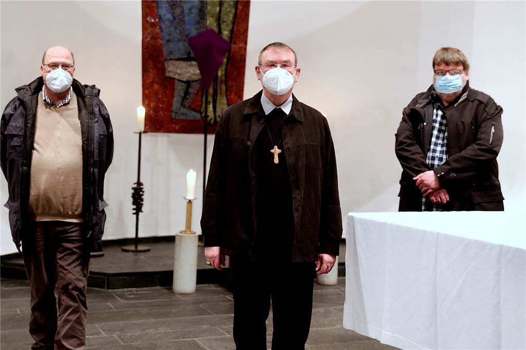 Kritik an der Kirche: „Es braucht eine neue Kultur des Miteinanders“ Detlef Völkering (l.) und Michael Gerritsen (r.) vom Vorstand der KAB St. Sixtus, St. Laurentius, St. Marien begrüßten Bischof Ludger Peters in der Marienkirche.