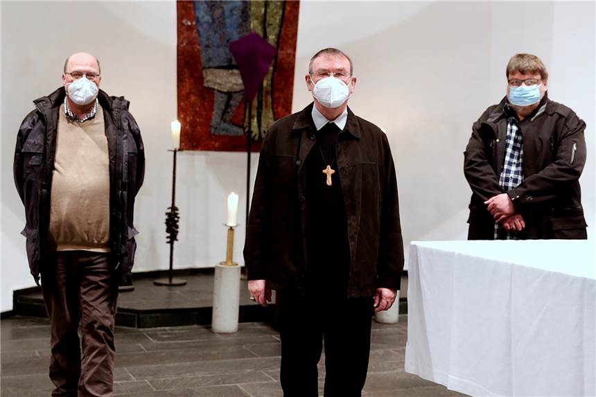 „Kommt das eigentlich bei denen da oben an?“ Detlef Völkering (l.) und Michael Gerritsen (r.) vom Vorstand der KAB St. Sixtus, St. Laurentius, St. Marien begrüßten Bischof Ludger Peters in der Marienkirche.