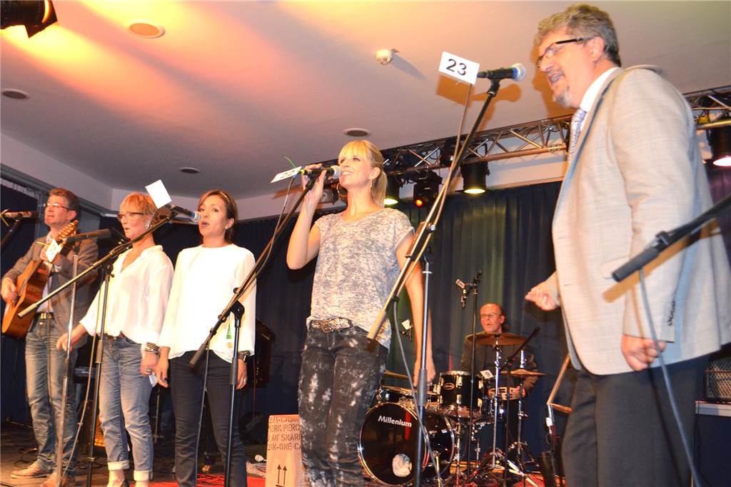 Detlef von Elsenau geht in den Ruhestand: Ein Mann verlässt seine Schule – mit Profil Detlef von Elsenau singt - hier in der Lehrerband des Heinrich-Heine-Gymnasiums zur Eröffnung des Kultur- und Bildungsparks Nette.