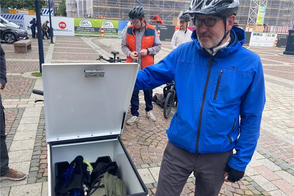 Stadt kauft mehr Dienstfahrräder - Das sind die ersten Erfahrungen Detlef Wolf hat die Ladebox seines Cargo-Bikes gut beladen.