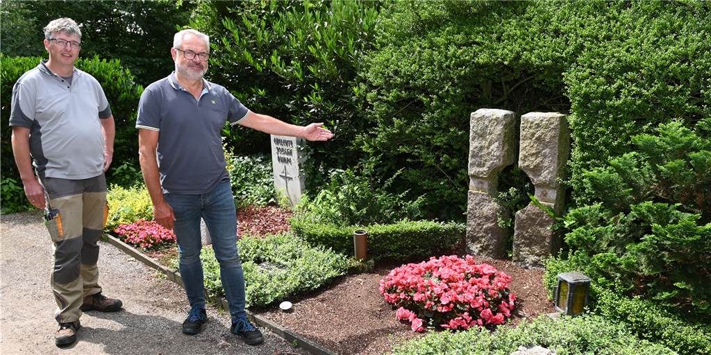 Erneuter Diebstahl auf Dorstener Friedhof: Bronzekreuz in Deuten gestohlen Detlev Stoffel vom Kirchenvorstand der Katholischen Kirchengemeinde St. Matthäus Dorsten und Jürgen Wolthaus vor der Gruft