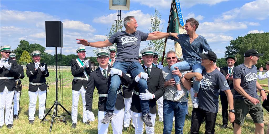 Deutens neuer Schützenkönig Dirk Schäfer und Schützenkönigin Steffi Wetterau ließen sich nach dem finalen Schuss auf den Schultern der Offiziere feiern.