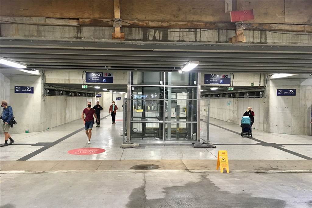 130-Millionen-Baustelle am Hauptbahnhof Dortmund: Das ist der Stand Deutlich breiter und freundlicher gestaltet ist der neue Fußgängertunnel unter den Gleisen. In der Mitte sind die Aufzüge zu den Bahnsteigen eingebaut.