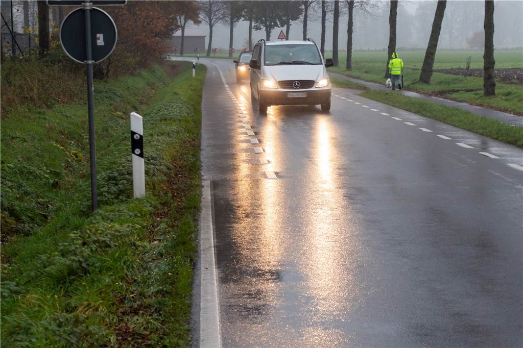 Was die Versuchsstrecke in Heek für Autofahrer so tückisch macht Deutlich erkennt man den Unterschied in Sachen Fahrbahnmarkierung.