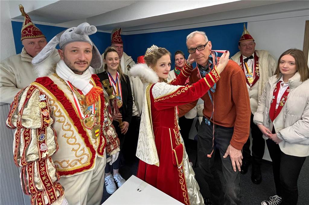 Trauer bei Karnevalisten: Ex-Prinz Marco Klaus (30) plötzlich gestorben Deutlich gedämpft war die Stimmung beim Besuch des Prinzenpaares in der Redaktion. Prinzessin Lena I. überreicht Redakteur Jörg Heckenkamp den Prinzenorden.