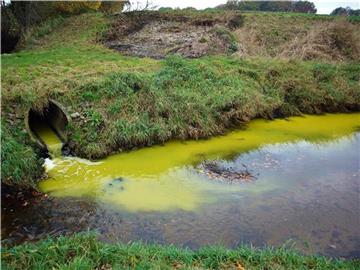 Deutlich sichtbar: die Chemikalie, die im November beim Umfüllen übergelaufen und in den Schöttelbach gelangt war.