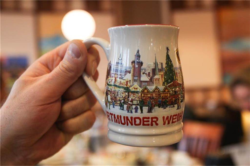 Deutlich traditioneller kam die 2014-Edition der Weihnachtstasse daher: mit einem klassischen Stadtpanorama.