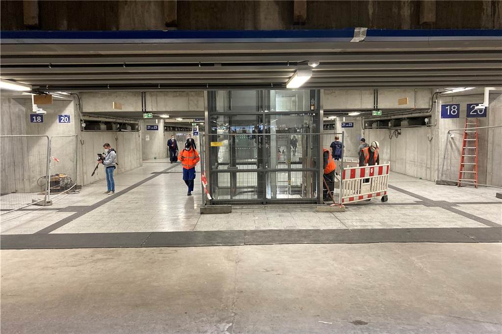 Deutlich verbreitert ist jetzt der Bahnhofstunnel unter den schon modernisierten Bahnsteigen - auch um Platz für die Aufzüge zu schaffen. Der Aufzug zu den Gleisen 18 und 20 geht im August in Betrieb.