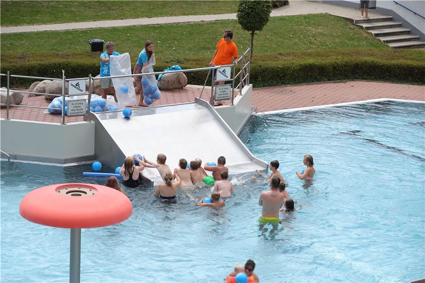 Badeverbot im Ternscher See, Freibad auf großen Andrang vorbereitet Deutlich voller als auf diesem Archivbild vom vergangenen Jahr dürfte es am Wochenende im Selmer Freibad werden.