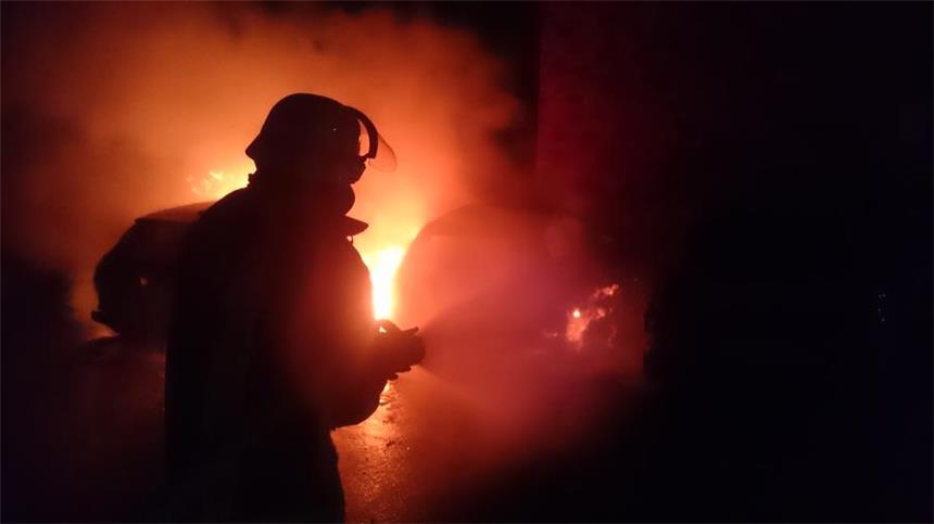 Brennende Autos: Polizei vermutet Brandstiftung Deutlich zu erkennen: Die Autos standen in Flammen.