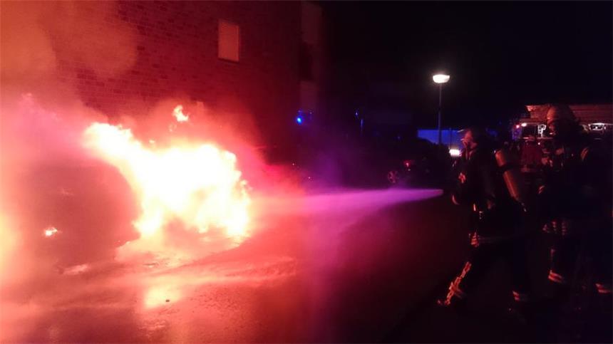 Autos brennen - Explosionen erschrecken Anwohner Deutlich zu erkennen: Die Autos standen in Flammen