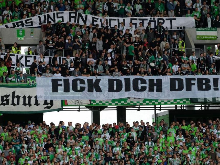 Zahlreiche Protestaktionen der Fans in Stadien Deutliche Meinung: Auch die Wolfsburger Fans beteiligen sich an der Protestaktion gegen den DFB. Foto: Peter Steffen