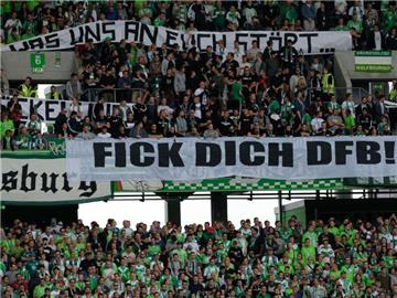 Deutliche Meinung: Auch die Wolfsburger Fans beteiligen sich an der Protestaktion gegen den DFB. Foto: Peter Steffen