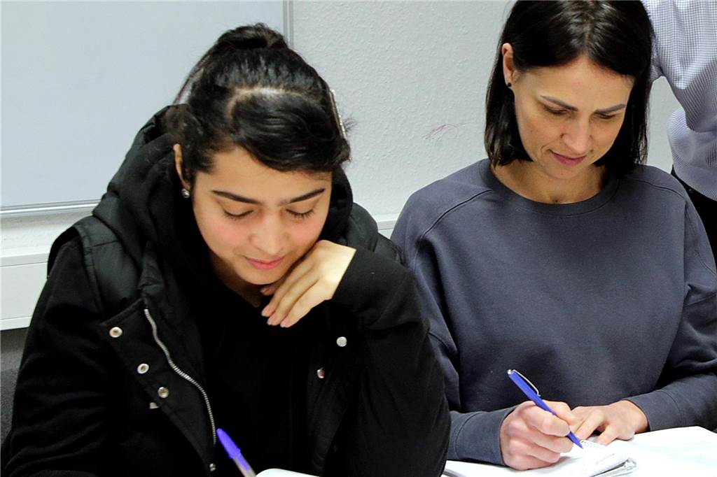 Sprache als Schlüssel zur Integration: „Krieg hat meinen Traum zerstört“ Deutsch ist für sie der Schlüssel zur Integration: Razeya Rasooli aus Afghanistn und Hanna Formina aus der Ukraine.
