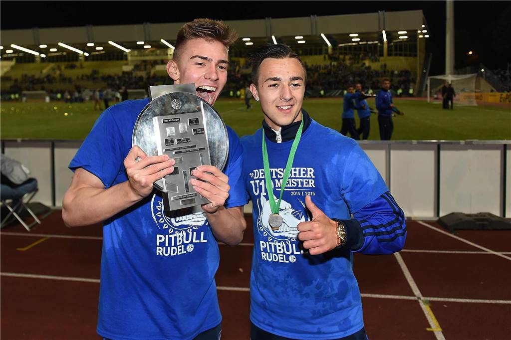 SV Schermbeck legt sich noch einen Neuzugang unter den Baum: Mit Schalke A-Jugend-Meister Joshua Bitter und Michael Olczyk bejubeln die Deutsche A-Jugend-Meisterschaft 2015