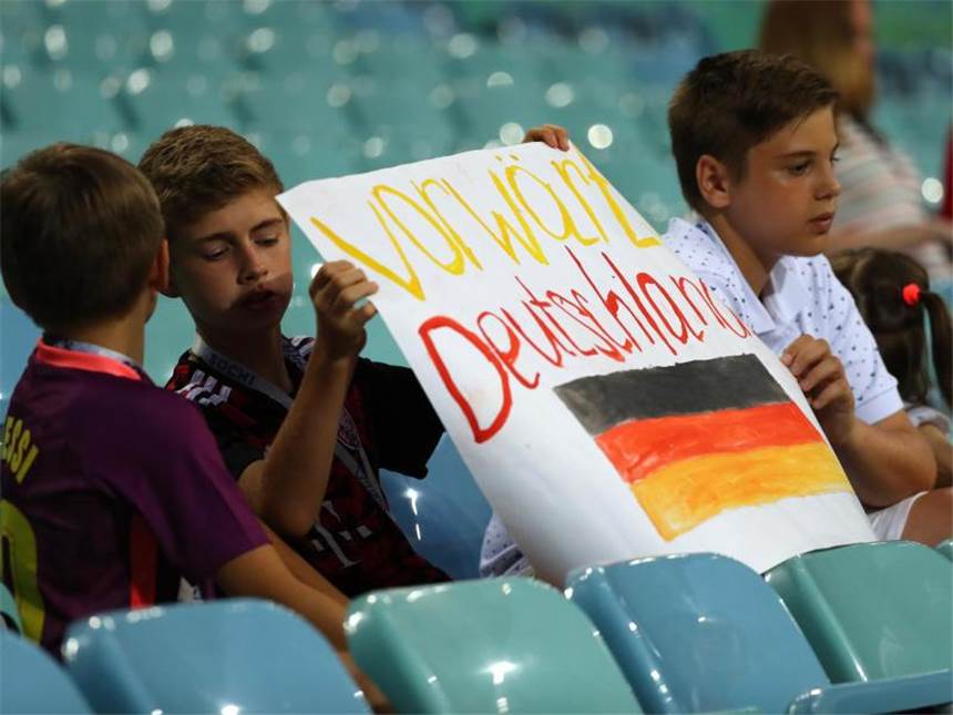 Videos, Stoppelfeld und Meister Jogi Deutsche Fans waren in den Stadien kaum zu sehen. Die, die kamen, sahen eine starke Nachwuchsmannschaft. Foto: Christian Charisius