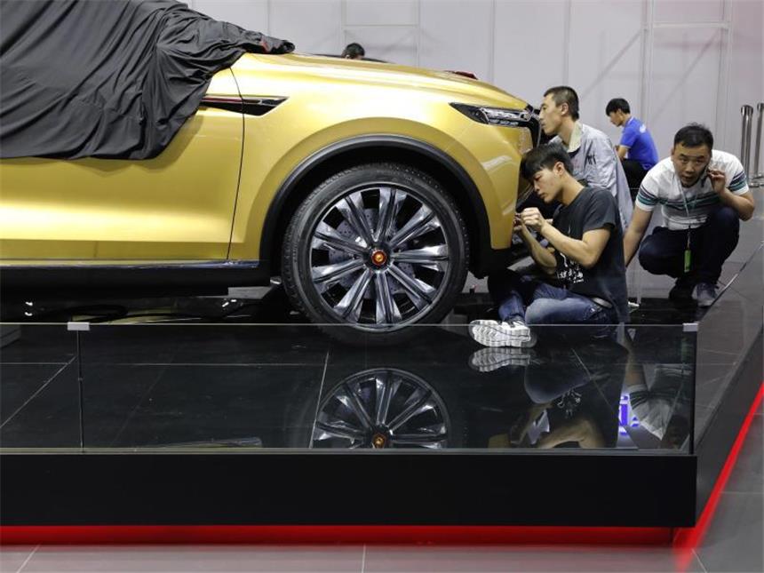 Automesse in Shanghai: Deutsche Autobauer schalten auf Grün Deutsche Hersteller zeigen sich zum Auftakt der Automesse in Shanghai zuversichtlich. Foto: Ng Han Guan
