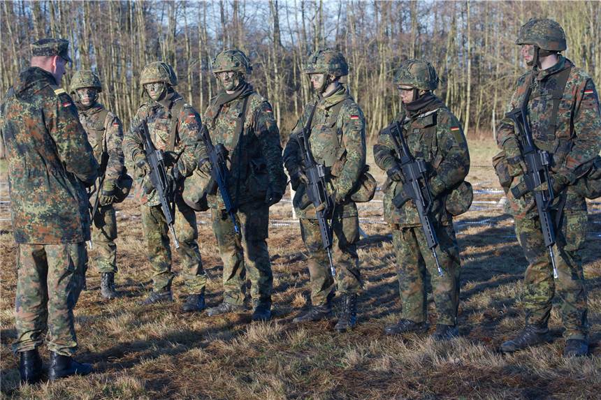 Wehrpflicht in Deutschland: Alles, was Sie wissen müssen Deutsche Soldaten in der Grundausbildung (Symbolbild). Vor dem Hintergrund des aktuellen Krieges in der Ukraine mehren sich die Stimmen nach der Wiedereinführung der Wehrpflicht.