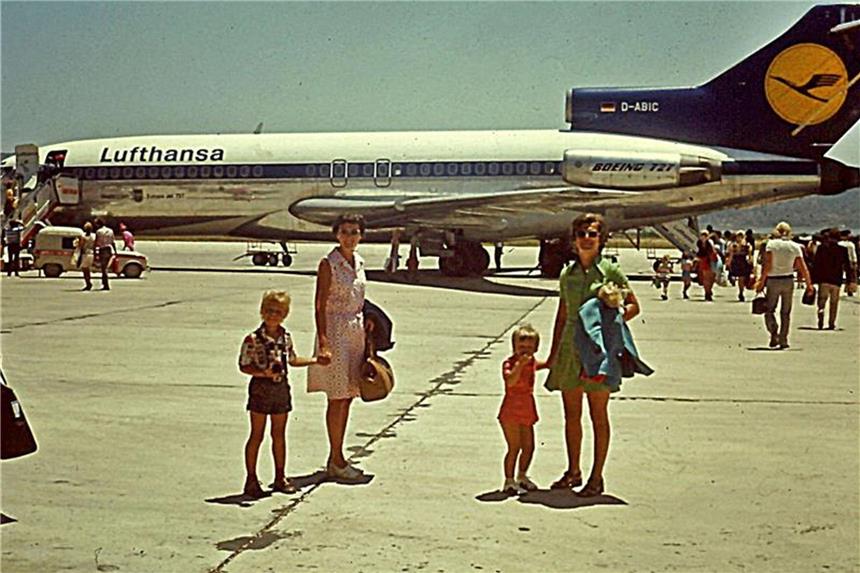 Flucht zu den Caprifischern - Sommerurlaub nach dem Krieg Deutsche Touristen auf dem Flughafen von Ibiza (1973). Foto: Christoph Driessen