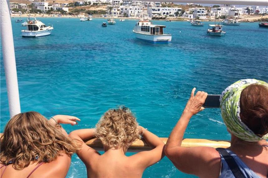 Reiselust der Deutschen hält an Deutsche Touristen auf einem Ausflugsschiff im Hafen der griechischen Insel Kufonissi. Foto: Stephanie Pilick