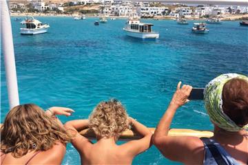 Deutsche Touristen auf einem Ausflugsschiff im Hafen der griechischen Insel Kufonissi. Foto: Stephanie Pilick
