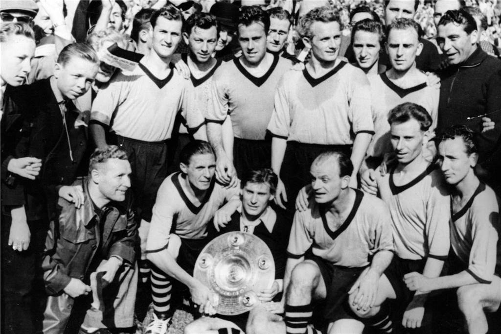 BVB-Legende: Zum 100. Geburtstag von "Spinne" Max Michallek Die BVB-Spieler feiern die Deutsche Meisterschaft 1957.