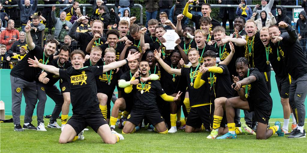 BVB-U19 in der Einzelkritik: Fink liefert – Walz macht das Zentrum dicht Die Spieler der BVB-U19 bejubeln den Meistertitel.