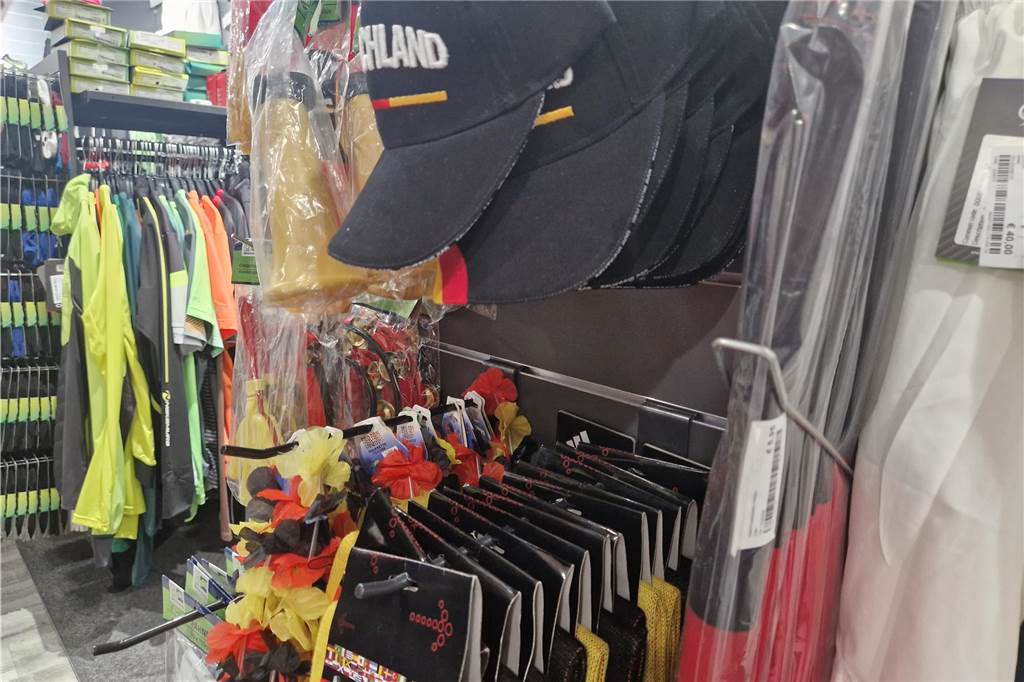 Passend zur EM 2024: Wo gibt es Deutschland-Fanartikel in Ahaus? Deutschland-Caps, Schals und sogar T-Shirt: Auch bei Intersport Sandberg ziehen langsam immer mehr EM Fanartikel ein.
