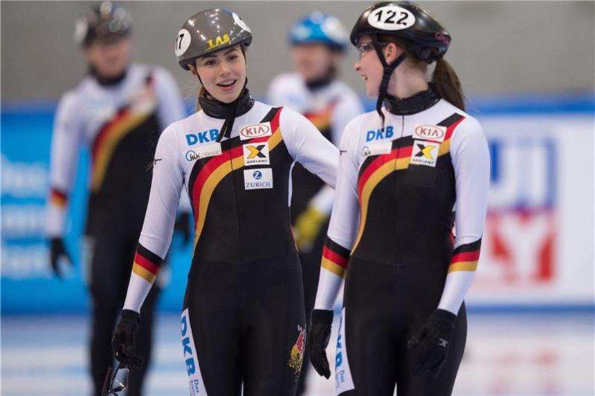 Deutsche Damen-Staffel steht im Finale der Shorttrack-EM Deutschlands Anna Seidel (l) und Gina Jacobs nach ihrem Lauf in der EnergieVerbund Arena in Dresden. Foto: Sebastian Kahnert