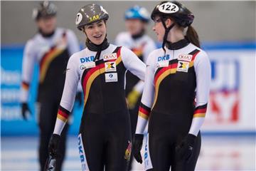 Deutschlands Anna Seidel (l) und Gina Jacobs nach ihrem Lauf in der EnergieVerbund Arena in Dresden. Foto: Sebastian Kahnert
