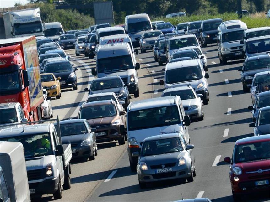 Deutschlands Autobahnen und Straßen müssen eine zunehmende Zahl von Autos verkraften. Foto: Roland Holschneider