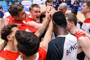 Deutschlands Basketballer bejubeln den Sieg gegen Serbien. Foto: Frank Rumpenhorst