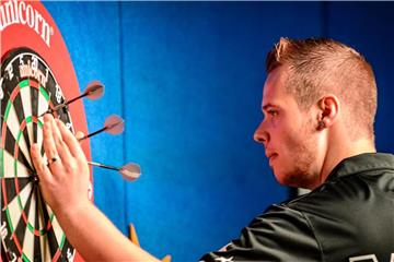Deutschlands bester Dartsspieler Max Hopp steht in der Weltrangliste auf Platz 50. Foto: Thomas Eisenhuth