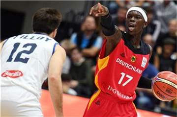 Deutschlands Dennis Schröder (r) und Italiens Ariel Filloy kämpfen um den Ball. Foto: Daniel Reinhardt