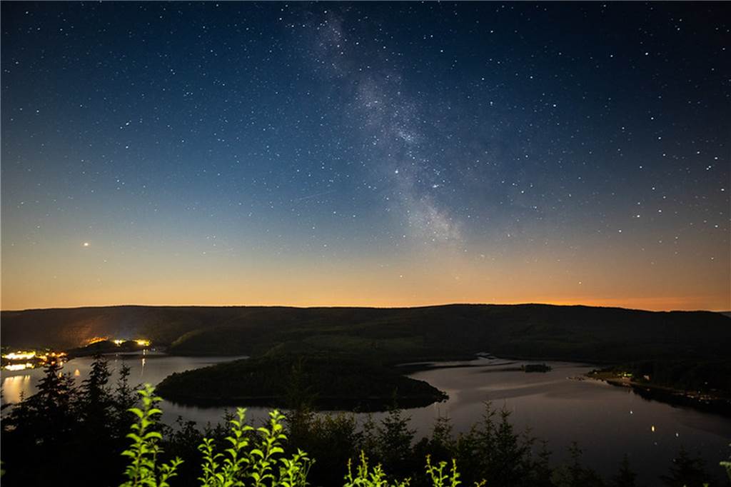 Frischluftkur ganz nah: 7 Wanderrouten durchs winterliche NRW kulisse sternenpark eifel
