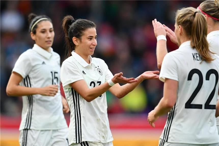 DFB-Frauen landen Kantersieg gegen Außenseiter Färöer Deutschlands Fußball-Frauen bejubeln den Kantersieg gegen Färöer. Foto: Uwe Anspach