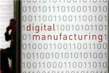 Deutschlands Maschinenbauer sehen die Gefahr von Cyber-Attacken - doch nicht alle Firmen der mittelständisch geprägten Industrie sind ausreichend vorbereitet. Foto: Kay Nietfeld/Symbolbild