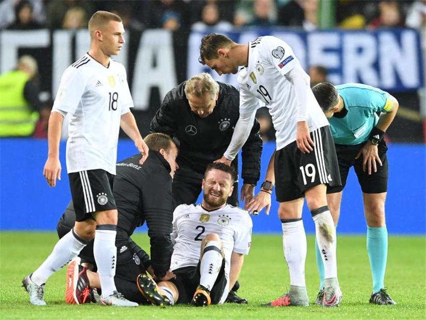 Mustafi mit Muskelverletzung Deutschlands Shkodran Mustafi hat sich im Spiel gegen Aserbaidschan verletzt. Foto: Uli Deck
