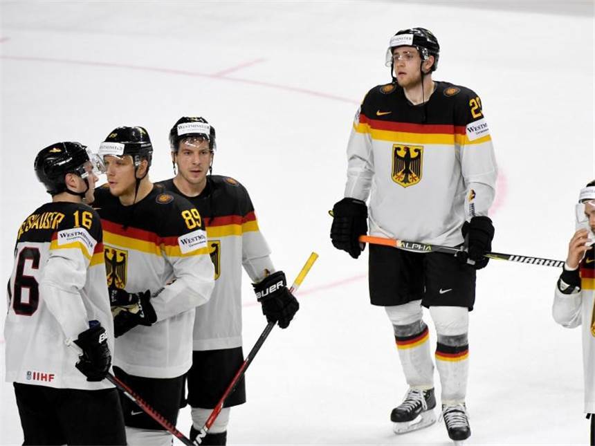 Zu harmlos: DEB-Team verpasst WM-Sensation gegen Kanada Deutschlands Spieler stehen nach Spielende enttäuscht auf dem Eis. Foto: Monika Skolimowska