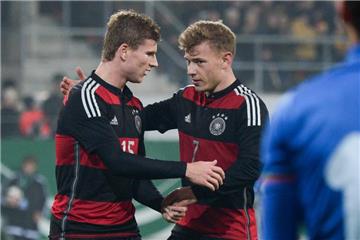 Deutschlands Timo Werner (l) jubelt mit Teamkollegen Max Meyer nach seinem Treffer zum 3:1 gegen Aserbaidschan.