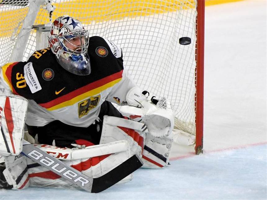 Zu harmlos: DEB-Team verpasst WM-Sensation gegen Kanada Deutschlands Torwart Philipp Grubauer wehrt einen Schuss ab. Foto: Monika Skolimowska